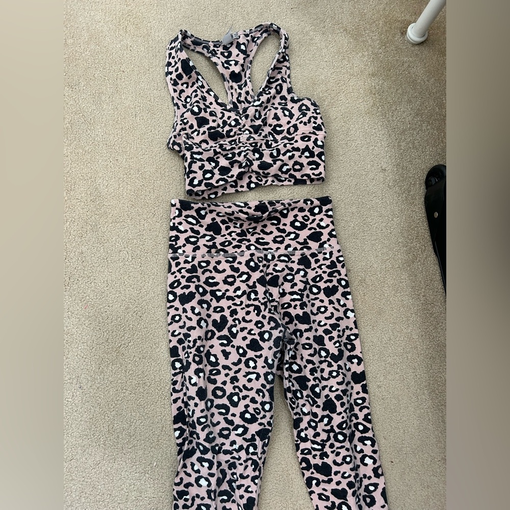 Pink leopard active set